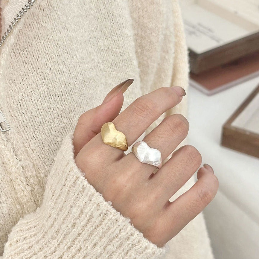 Anillo minimalista de plata de ley 925 con forma de corazón, acabado pulido y detalle de grano cuadrado biselado