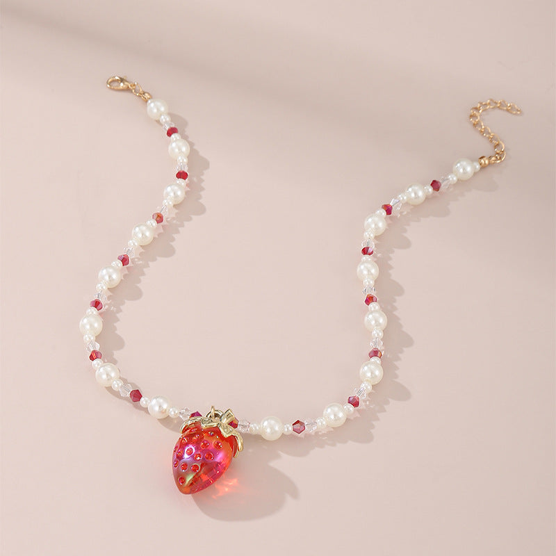 Collar con colgante en forma de fresa para niñas con detalles de cristal de colores arcoíris en cadena de cuentas