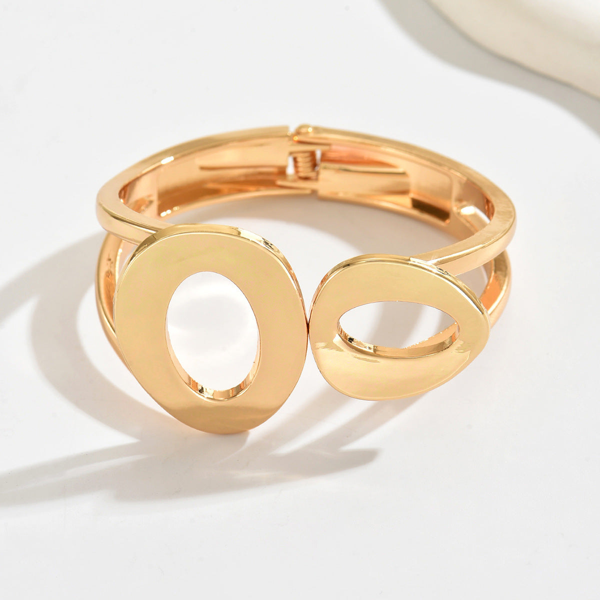 Conjunto de pulsera y anillo geométricos de moda en aleación de zinc con acabado chapado para un estilo versátil