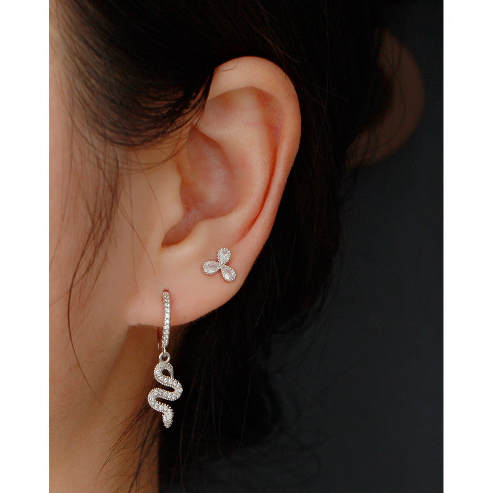 Orecchini a perno con intarsio floreale in argento sterling 925 e zirconi cubici