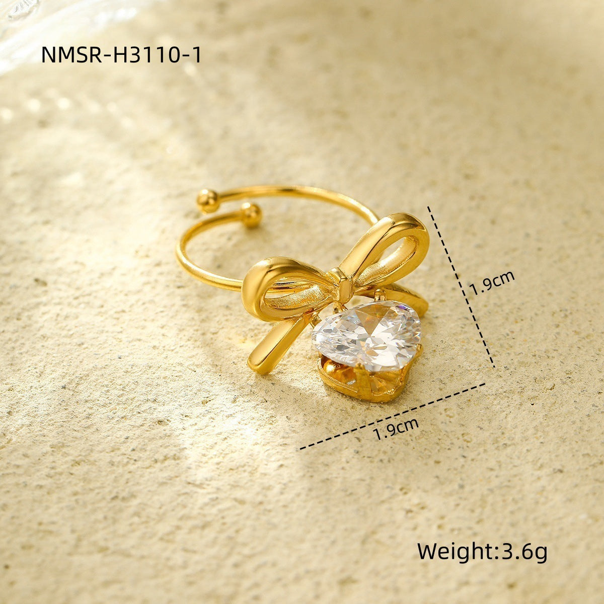 Anillo con colgante de corazón en forma de lazo estilo lujo para mujer, hecho de acero de titanio con incrustaciones de diamantes de imitación y acabado chapado