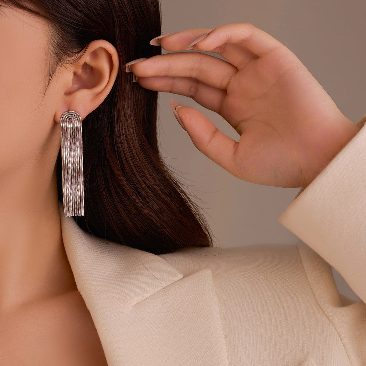 Aretes largos de acero inoxidable estilo vintage con borlas y baño de oro de 18 quilates para mujer