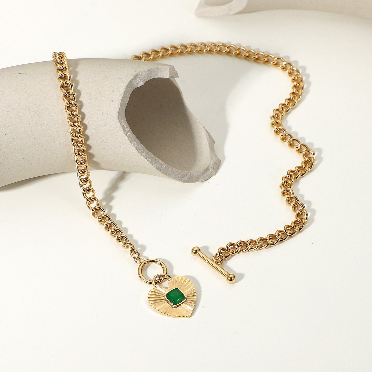 Collana con Ciondolo a Cuore in Acciaio Inossidabile con Intarsio in Agata Verde su Catena Cubana da Donna, Finitura Placcata
