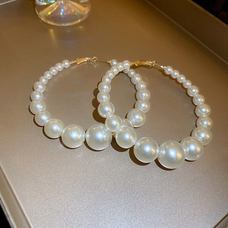 Elegantes pendientes florales de perlas con postes de plata chapados en oro para mujer