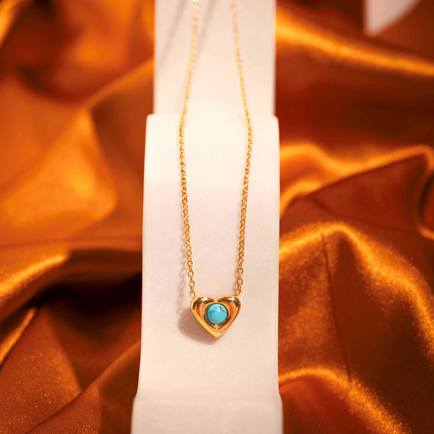 Collar con colgante de corazón de turquesa con cuentas de acero inoxidable chapado en oro de 18 quilates para mujer