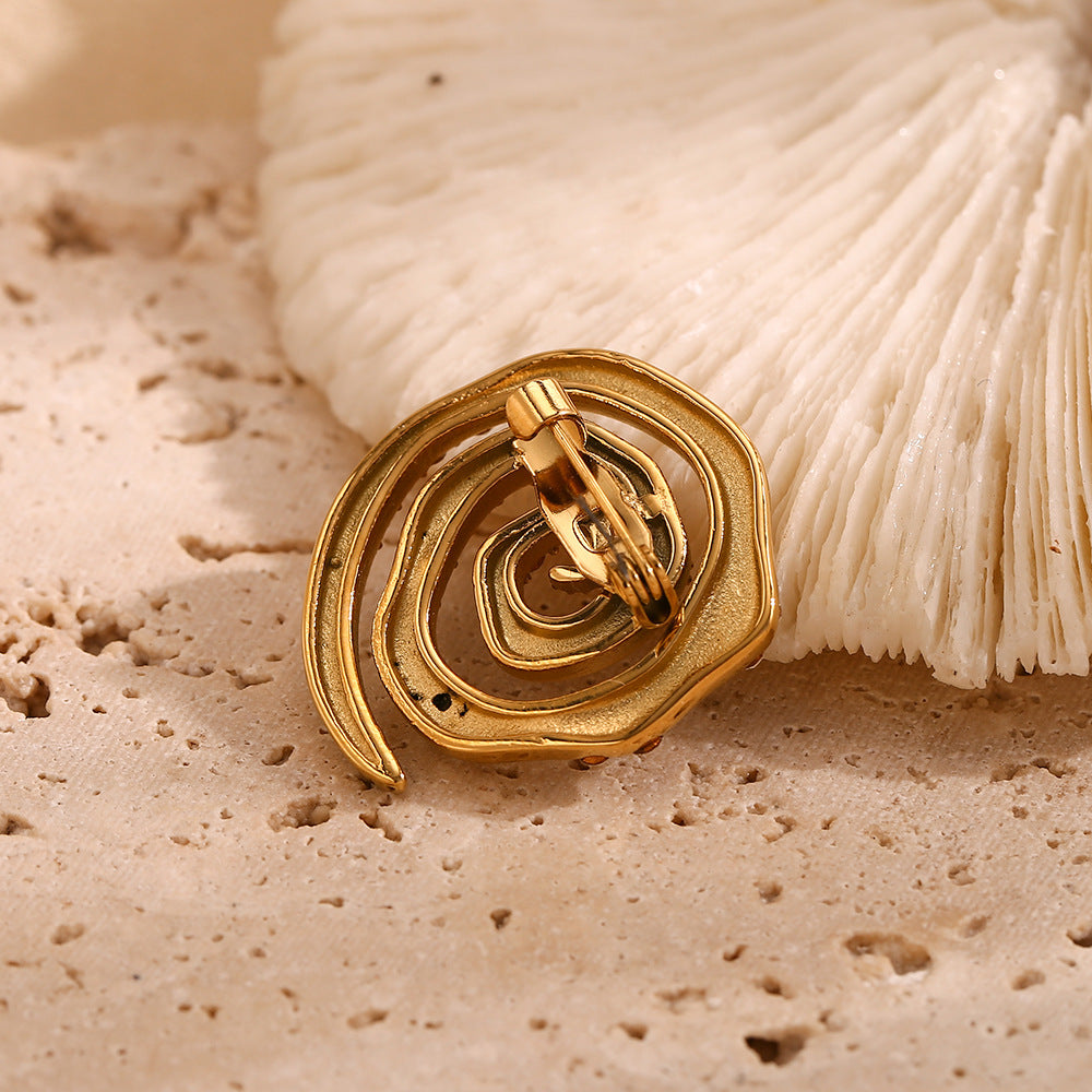 Broche minimalista de espiral geométrica en acero inoxidable con baño de oro de 18 quilates y microincrustaciones de diamantes de imitación blancos