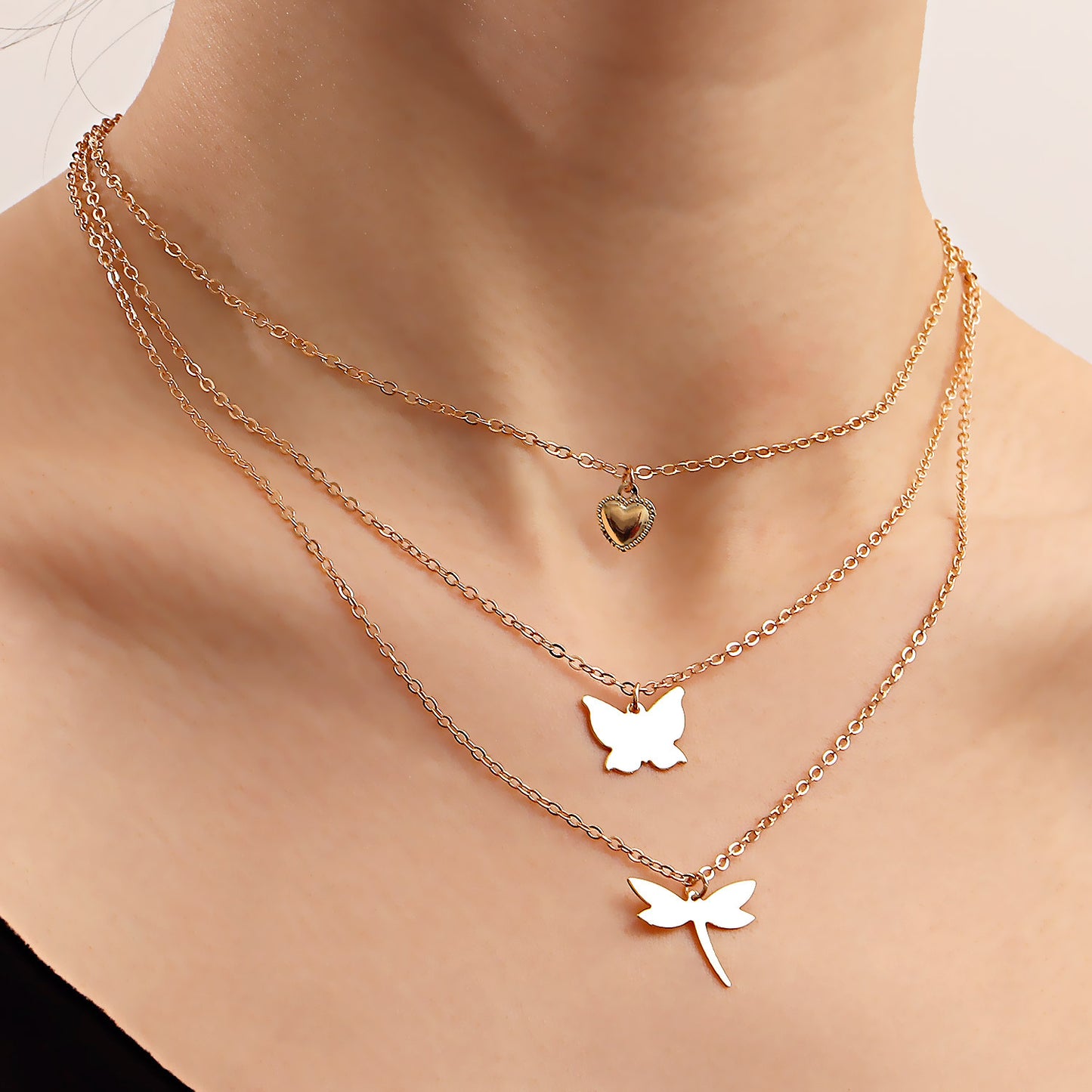 Collana a strati con ciondolo a forma di farfalla e libellula minimalista con charm a cuore in lega con finitura galvanica per donna
