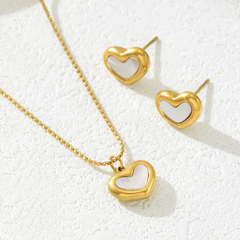 Encantador conjunto de pulsera, collar y pendientes de perlas y nácar en forma de corazón, de cobre con acabado micropavé.