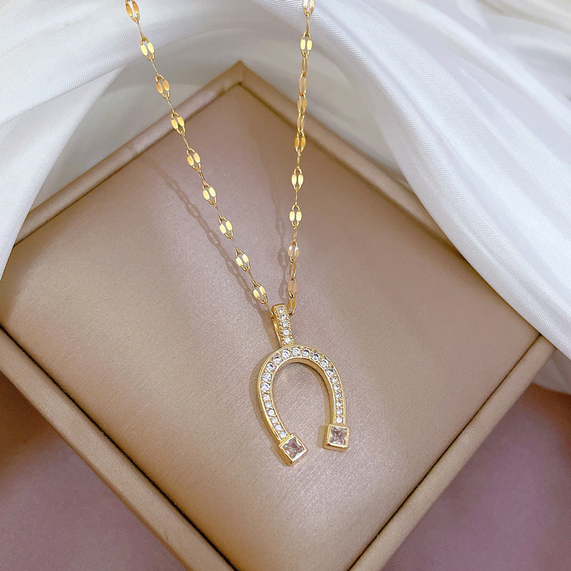 Collana Minimalista Geometrica da Donna in Acciaio al Titanio con Accenti Micro-Pavé Dorati e Delicata Catena a Clavicola