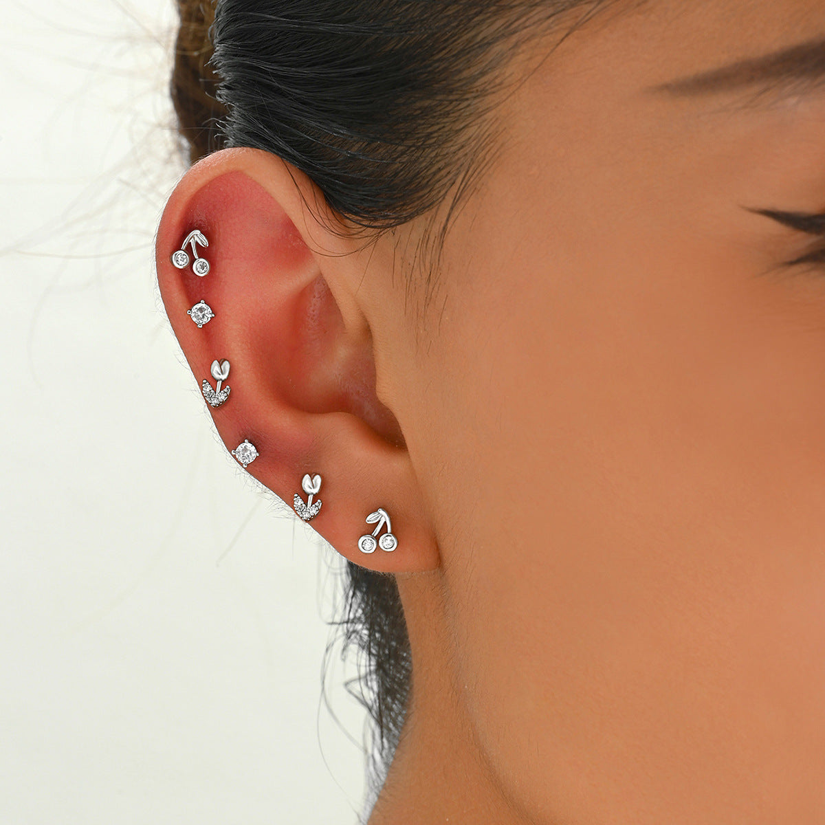 Orecchini a perno da donna a forma di ciliegio in fiore, con intarsio in zircone su base in rame e perni in acciaio inossidabile