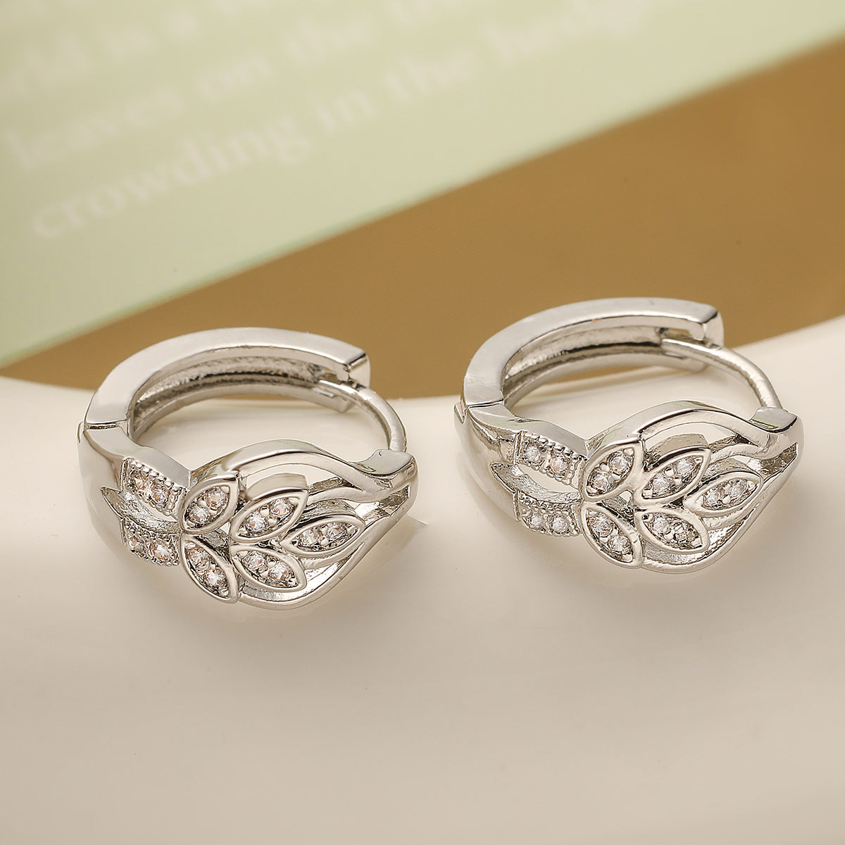 Pendientes Minimalistas Geométricos con Forma de Hoja para Mujer, con Baño de Oro e Incrustaciones de Circonitas