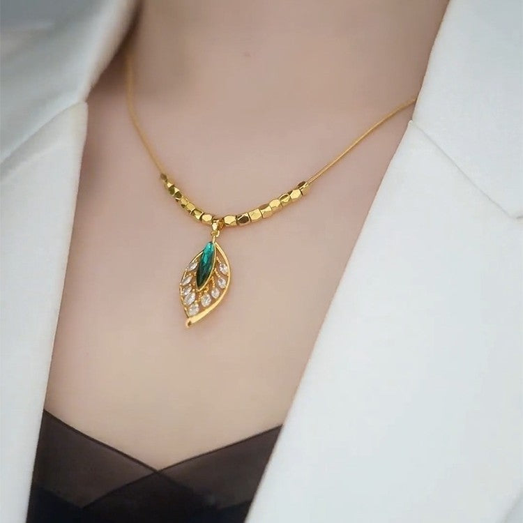 Elegante collar minimalista de hoja verde para mujer, cadena de serpiente de acero titanio con incrustaciones de diamantes de imitación y diseño geométrico