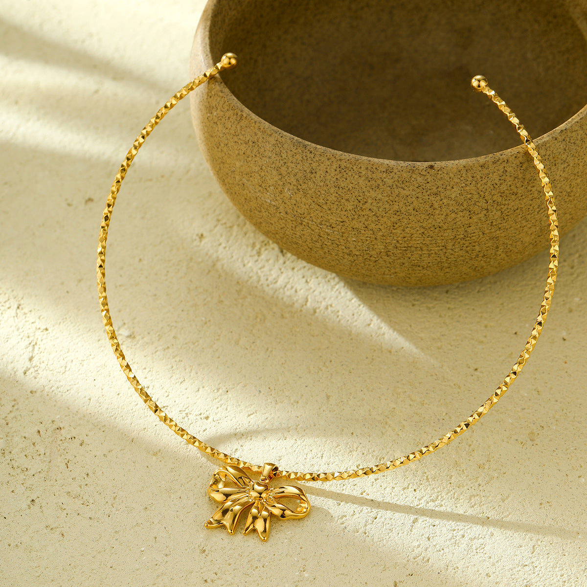 Collana Pendente Fiocco alla Moda da Donna in Acciaio al Titanio con Finitura Placcata, Catena Regolabile per Clavicola