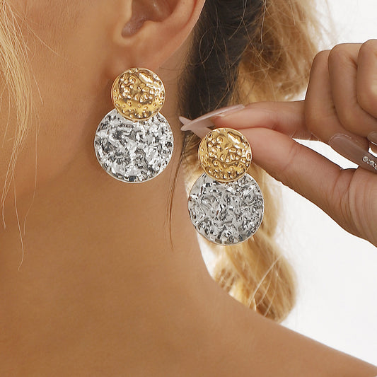 Aretes minimalistas geométricos de aleación de dos tonos para mujer con acabado galvanizado y superficie texturizada