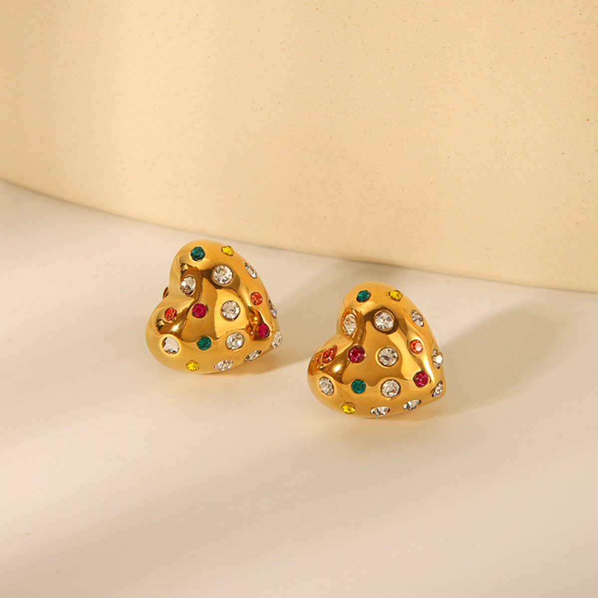 Pendientes de mujer de acero inoxidable chapados en oro de 18 quilates con forma de corazón y circonitas de colores