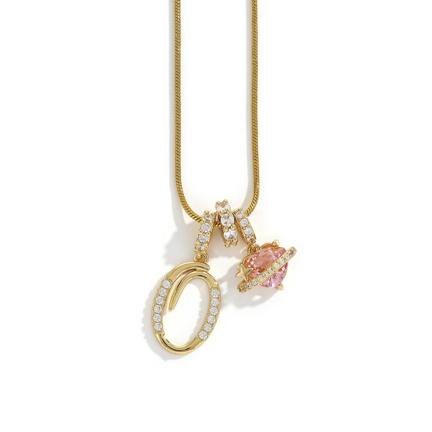 Collana con ciondolo a lettera minimalista in rame con intarsio di zirconi dal design geometrico per donna
