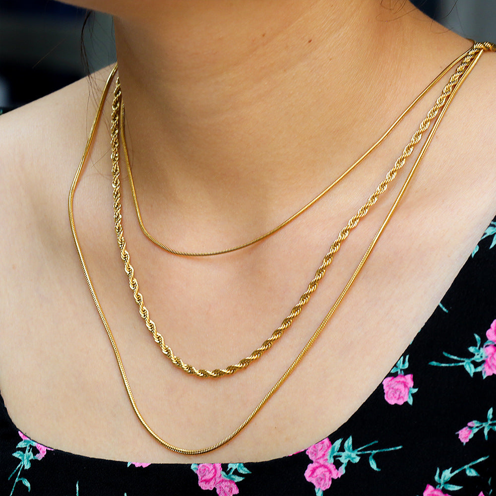 Collana a Catena Intrecciata Geometrica in Acciaio Inossidabile all'Avanguardia con Ciondolo in Acciaio al Titanio e Placcatura in Oro 18K
