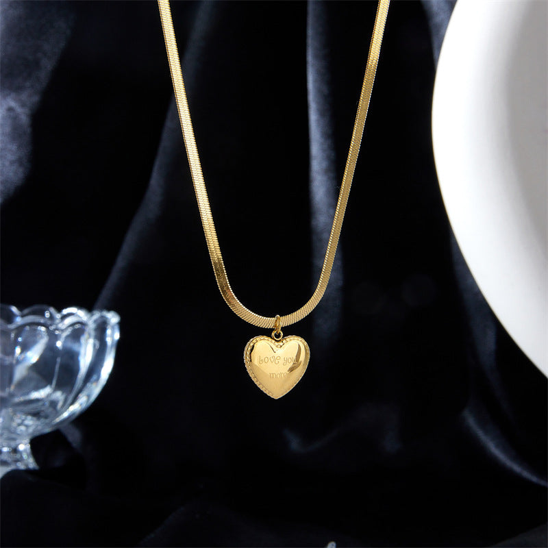 Collar con colgante de corazón de amor minimalista de acero de titanio con baño en cadena de serpiente para mujer