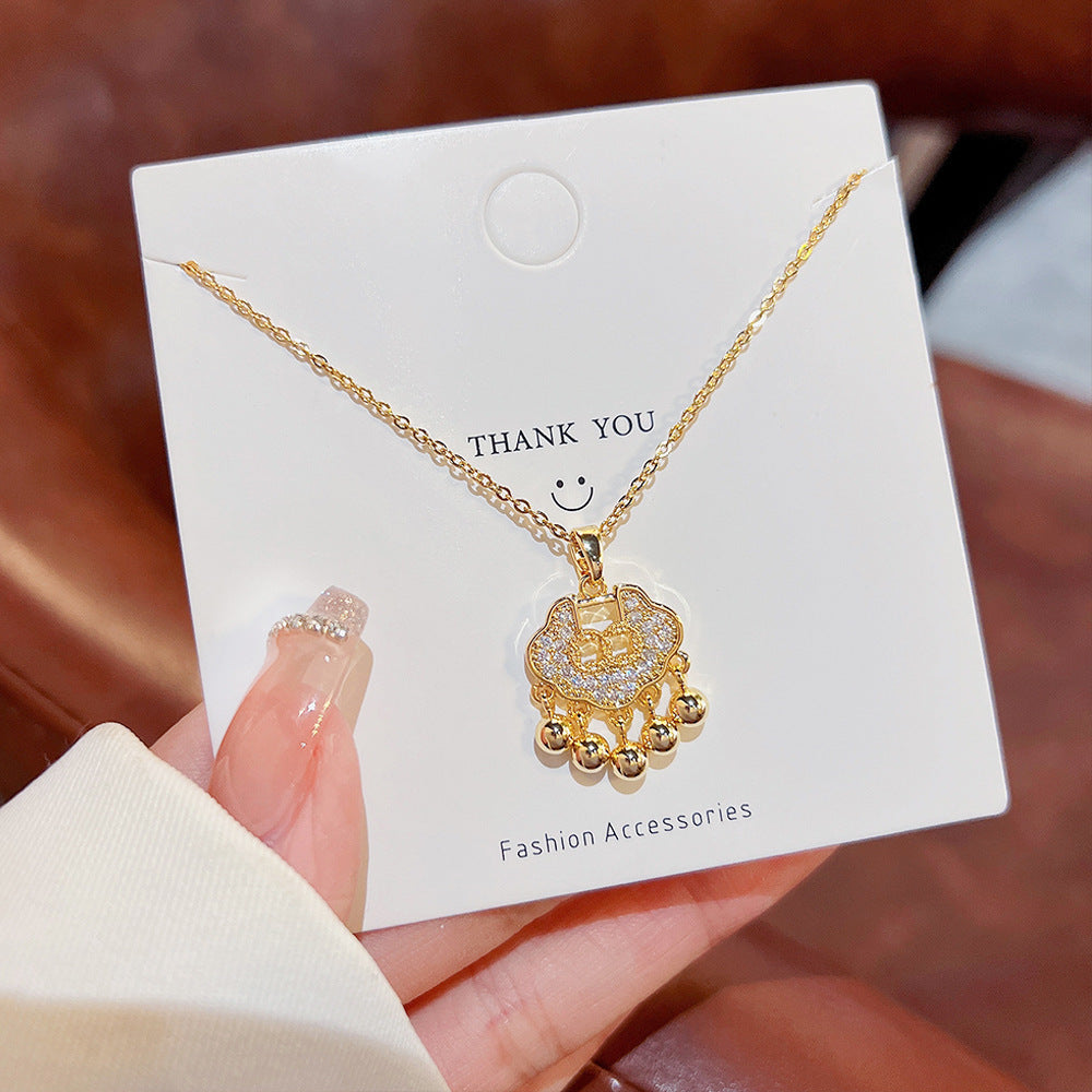 Elegante Collana con Ciondolo Geometrico a Motivo Nuvola Cinese per Donna con Ciondolo a Lucchetto Placcato in Acciaio al Titanio e Ciondolo a Nappa su Catena Lip