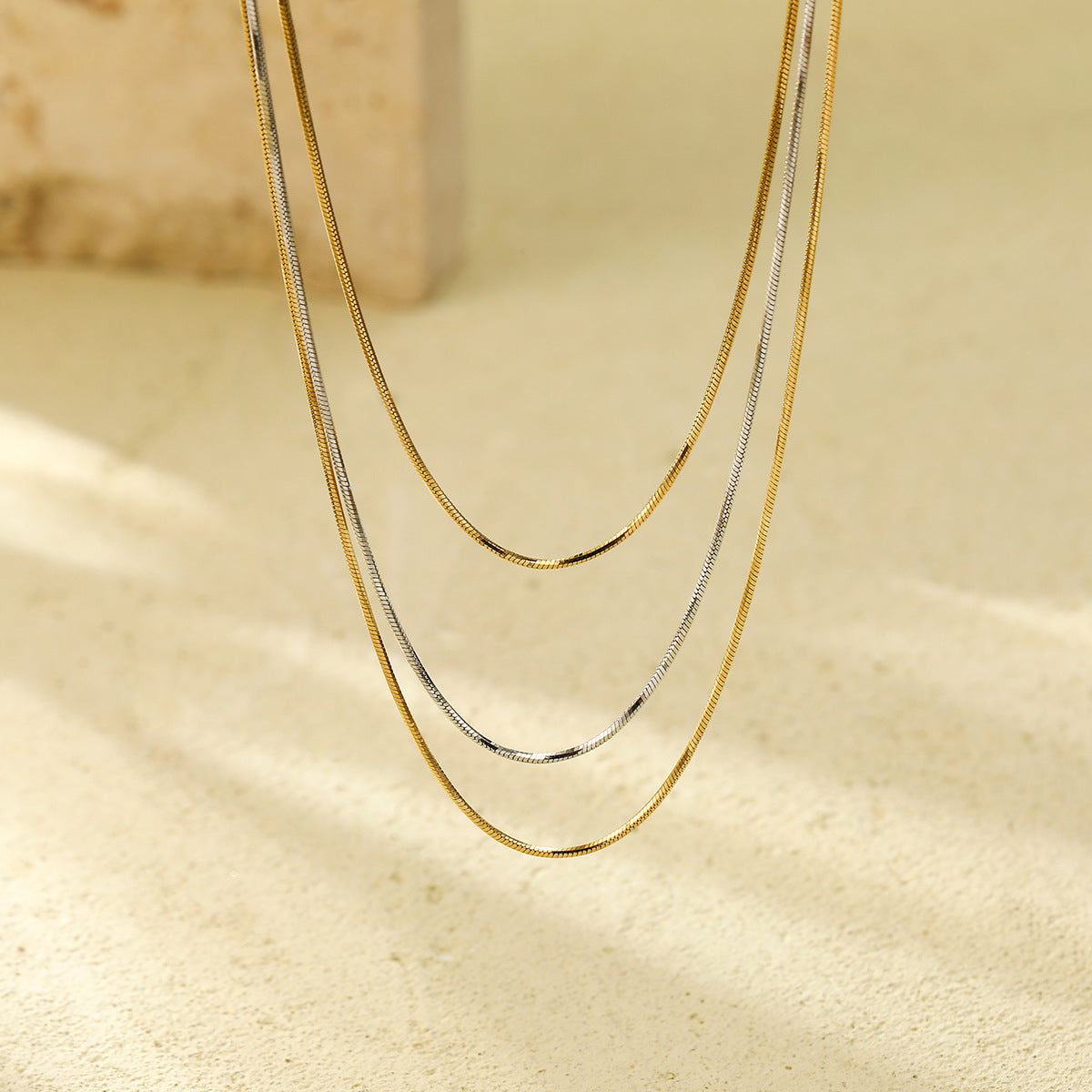 Collana a Catena Serpente Geometrica Minimalista in Acciaio Inossidabile per Donna con Ciondolo in Acciaio al Titanio Placcato Oro 18K