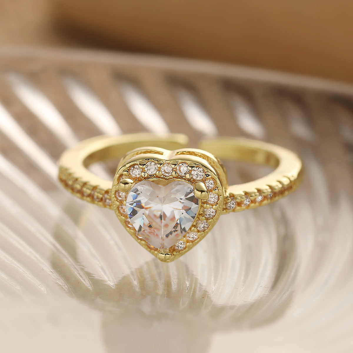 Anello in rame da donna minimalista a forma di cuore geometrico con zirconi incastonati
