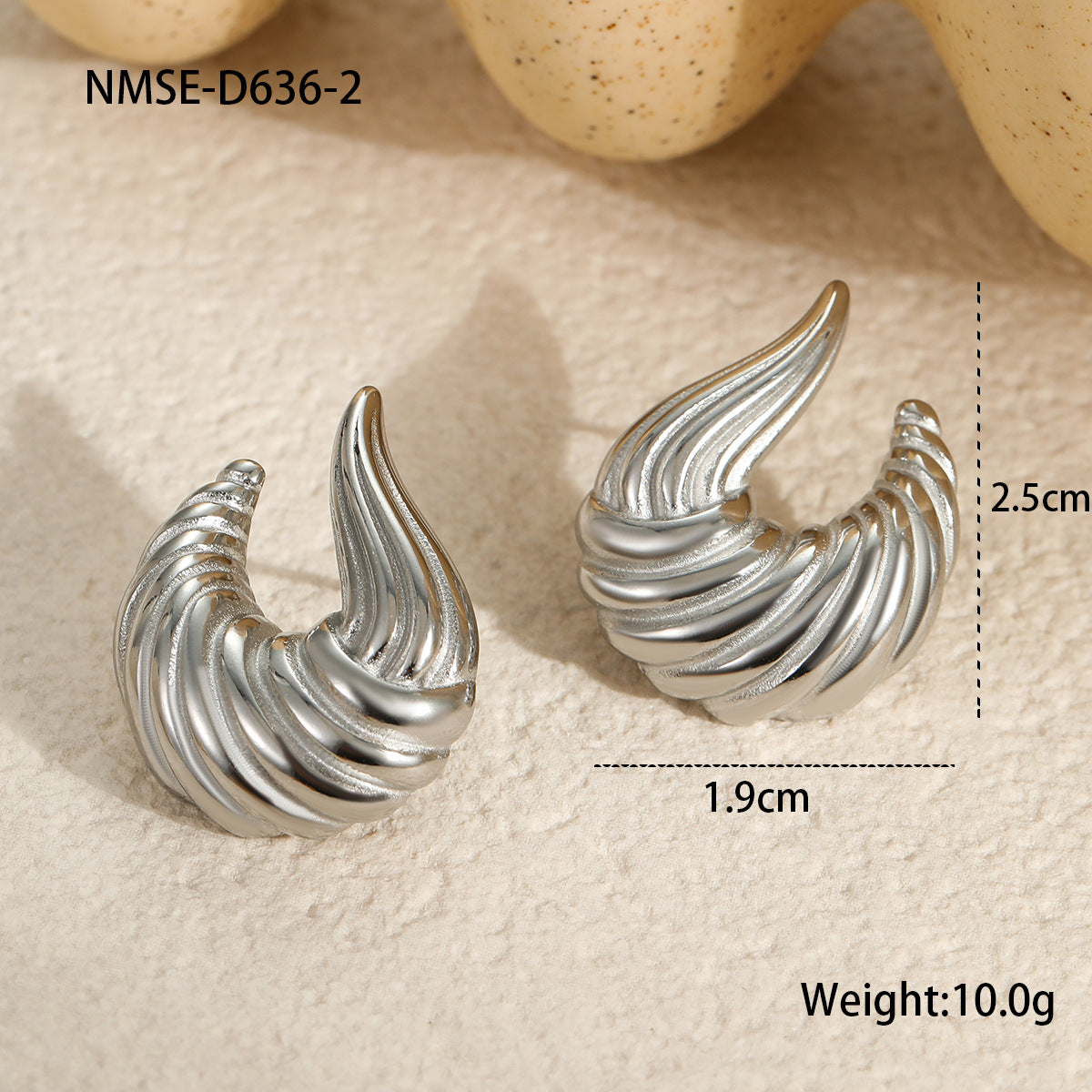 Pendientes de tuerca minimalistas de acero inoxidable con diseño plegado irregular y superficie pulida para mujer