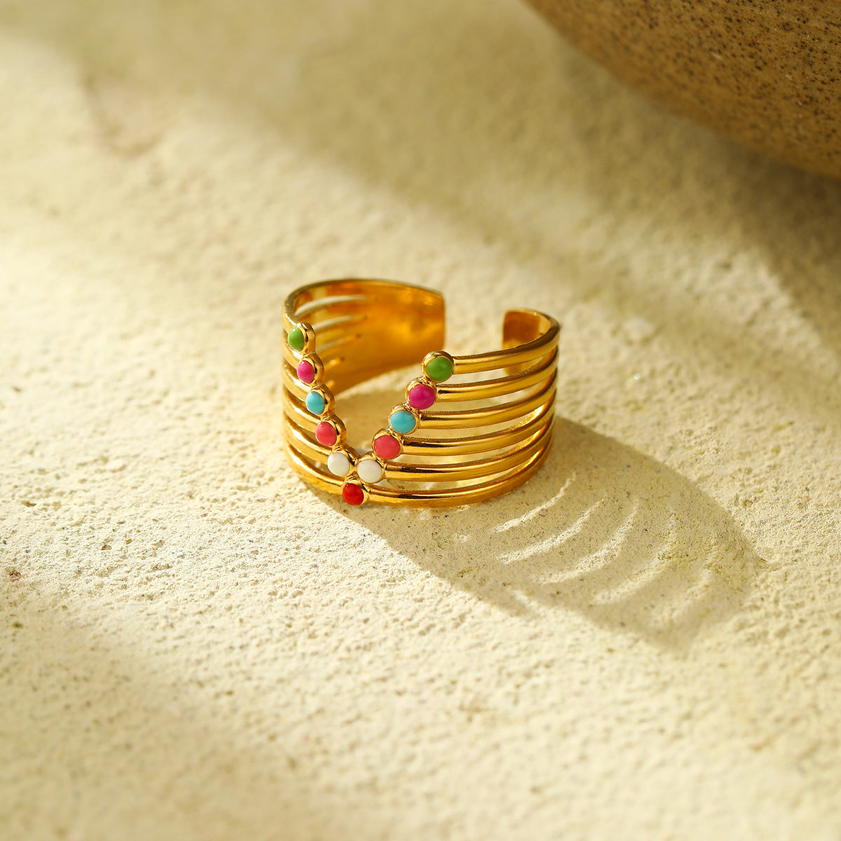 Anello aperto da donna placcato oro 18 carati in acciaio inossidabile con smalto colorato e motivo geometrico leggero