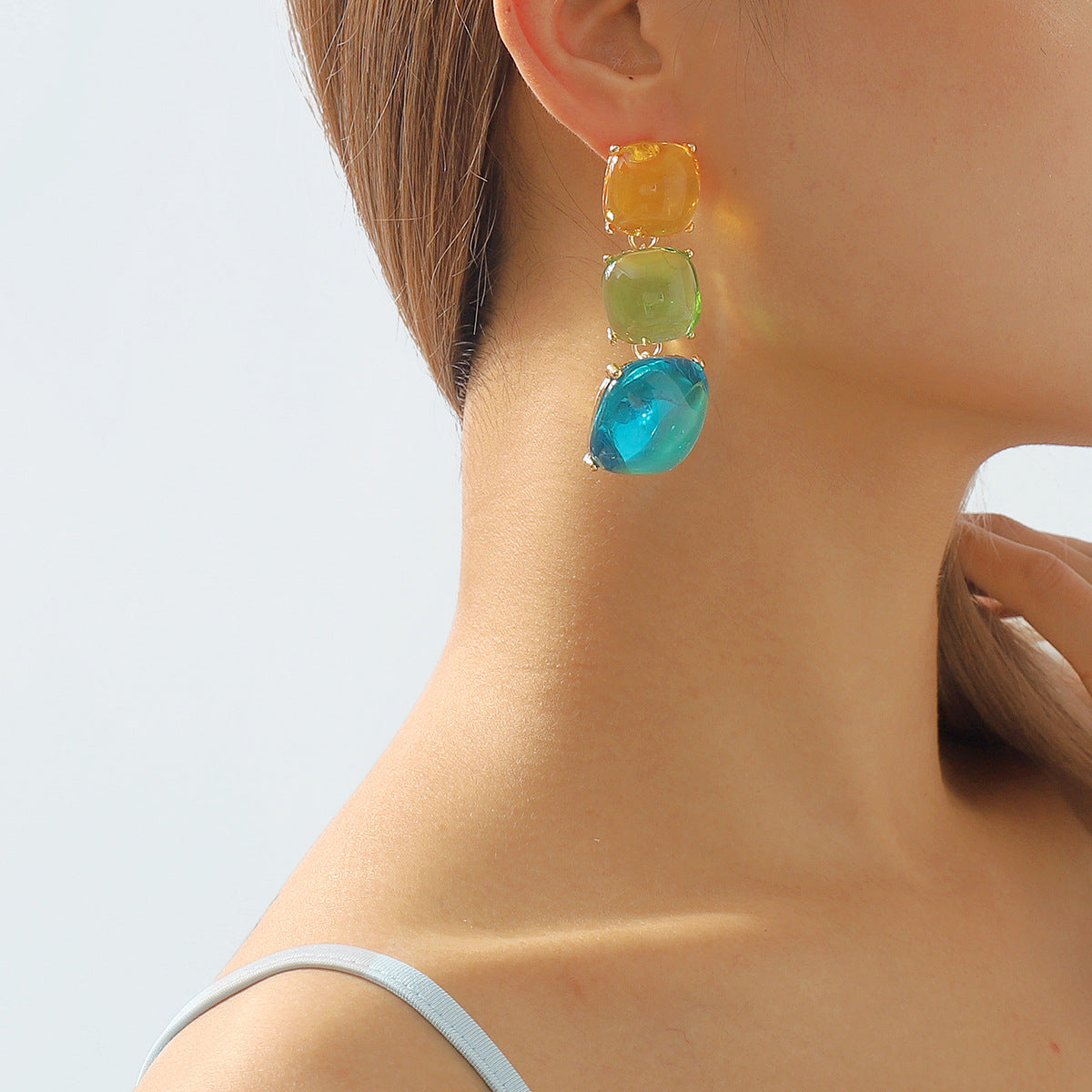 Pendientes geométricos dulces y atrevidos de aleación con incrustaciones de pedrería y acabado galvanizado para mujer