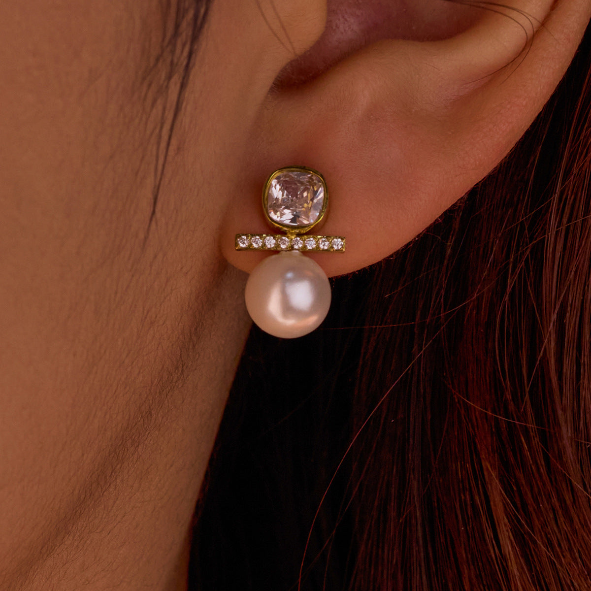 Orecchini a perno quadrati in stile vintage con perle e accenti in zirconia micro-pavé, in acciaio inossidabile con finitura galvanica