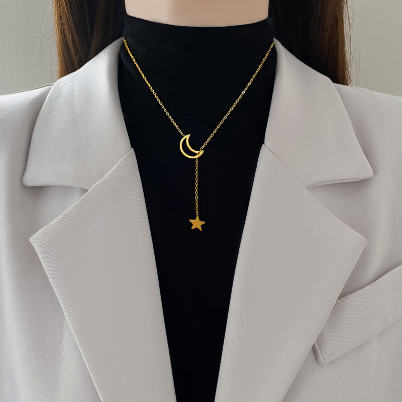 Collana girocollo minimalista a stella e luna geometriche in acciaio al titanio con intarsio di strass da donna