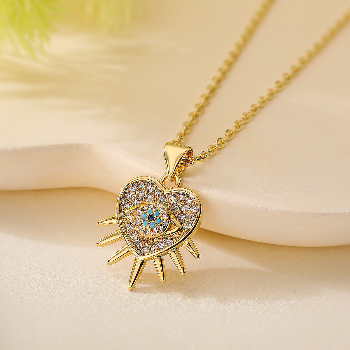 Collana con ciondolo a occhio di Allah geometrico irregolare e minimalista per donna in ottone placcato oro vero e intarsi di zirconi