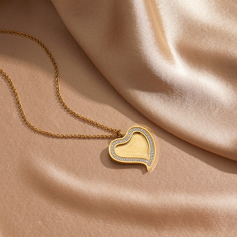 Collana da donna minimalista placcata oro 18K con ciondolo a forma di cuore geometrico in acciaio inossidabile e barretta con zirconi cubici