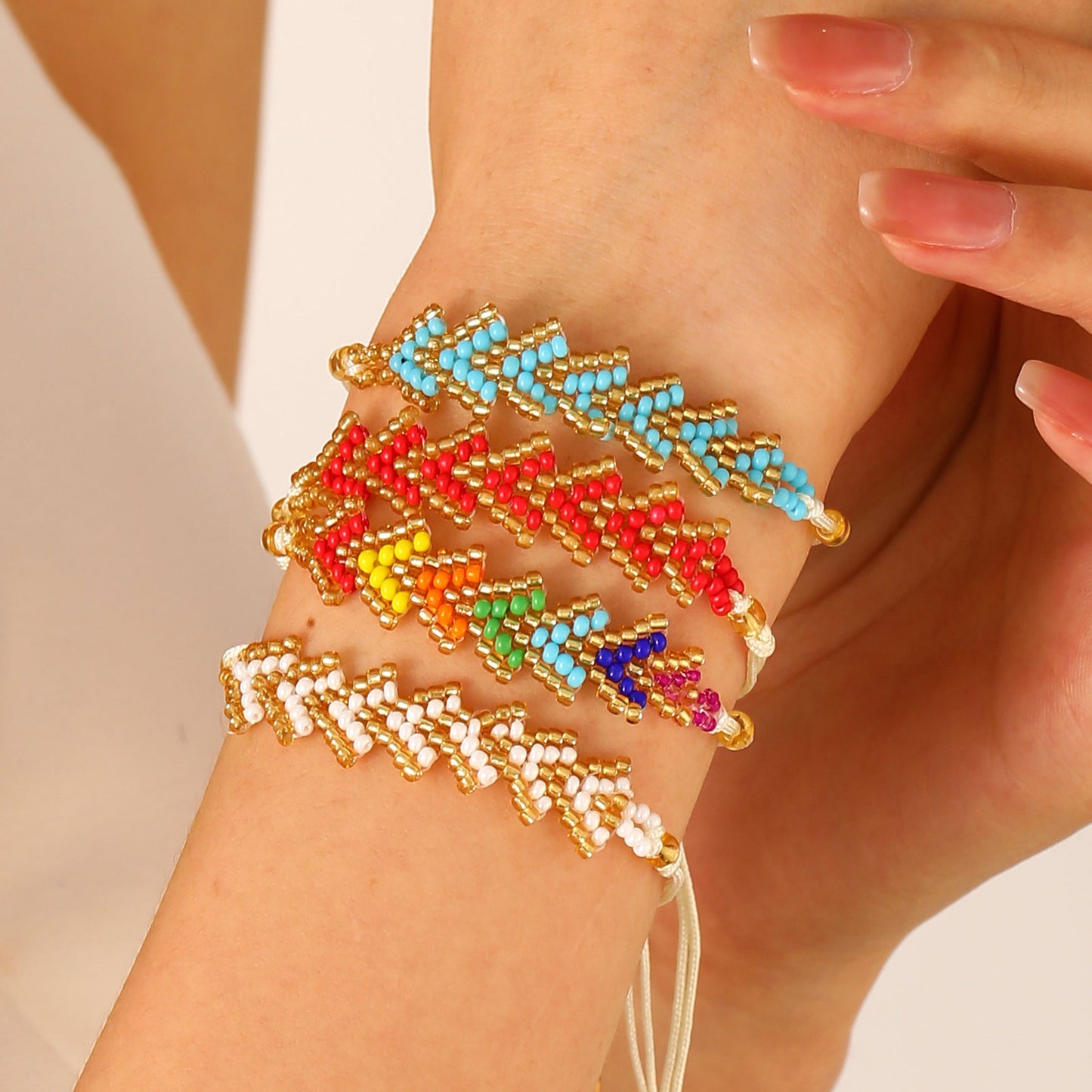 Bracciale Artigianale Bohemien Minimalista con Perline di Vetro a Forma di Freccia Geometrica