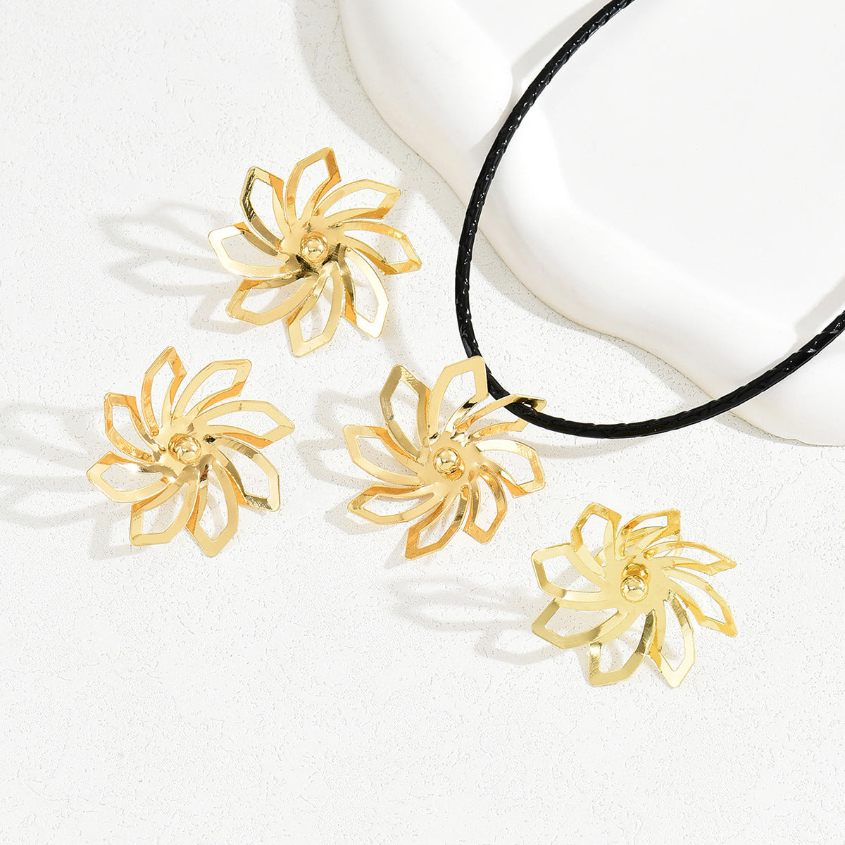 Conjunto de collar con colgante floral de lujo con pendientes y pulsera de aleación, diseño de flor giratoria, acabado galvanizado para mujer