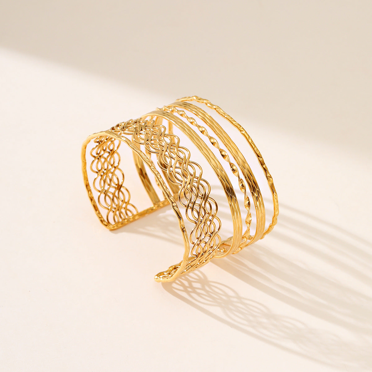 Bracciale Geometrico Intagliato in Acciaio al Titanio con Finitura Placcata, Gioiello di Moda Minimalista