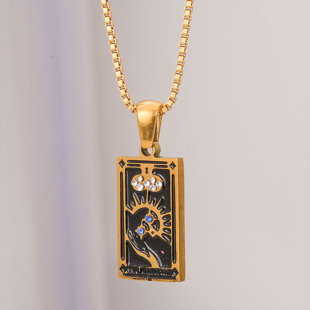 Collar con colgante de tarjeta de tarot de acero inoxidable de moda vintage con incrustaciones de diamantes de imitación y acabado esmaltado, colgante geométrico rectangular en cadena tipo box para mujer