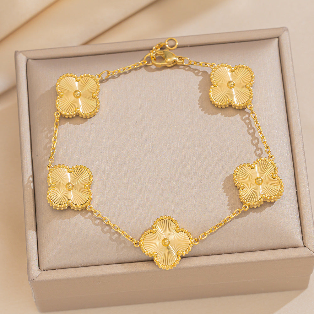 Collana con Ciondolo Trifoglio Minimalista in Acciaio al Titanio con Finitura Laser e Placcatura Oro da Donna