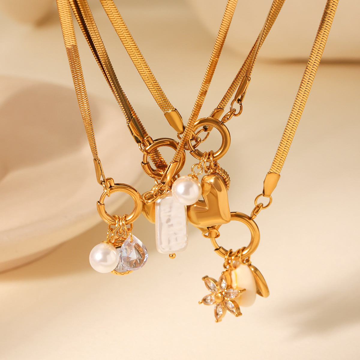 Collana a catena in acciaio inossidabile con ciondoli in acciaio al titanio e perle, forme geometriche (cuore, stella, goccia), finitura placcata, per donne