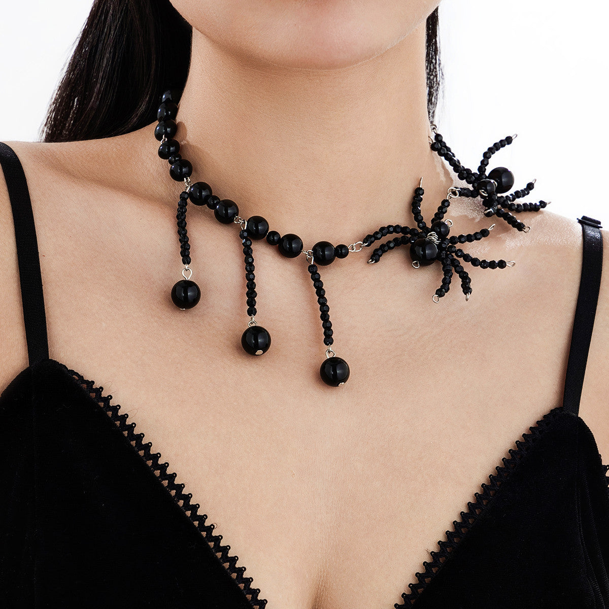 Collar gótico oscuro de araña para Halloween con colgante para mujer con incrustaciones de cristal y acabado chapado en cadena hecha a mano