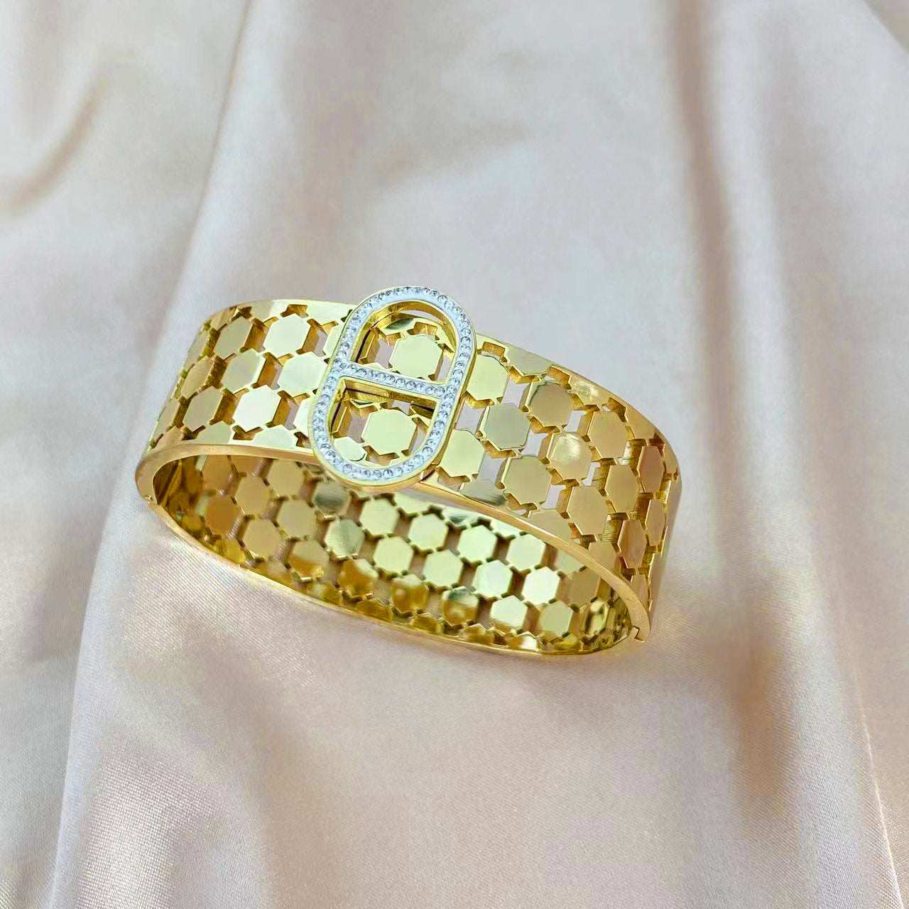 Bracciale da donna in acciaio al titanio con lettere "CD" e design minimalista traforato, finitura placcata e apertura regolabile