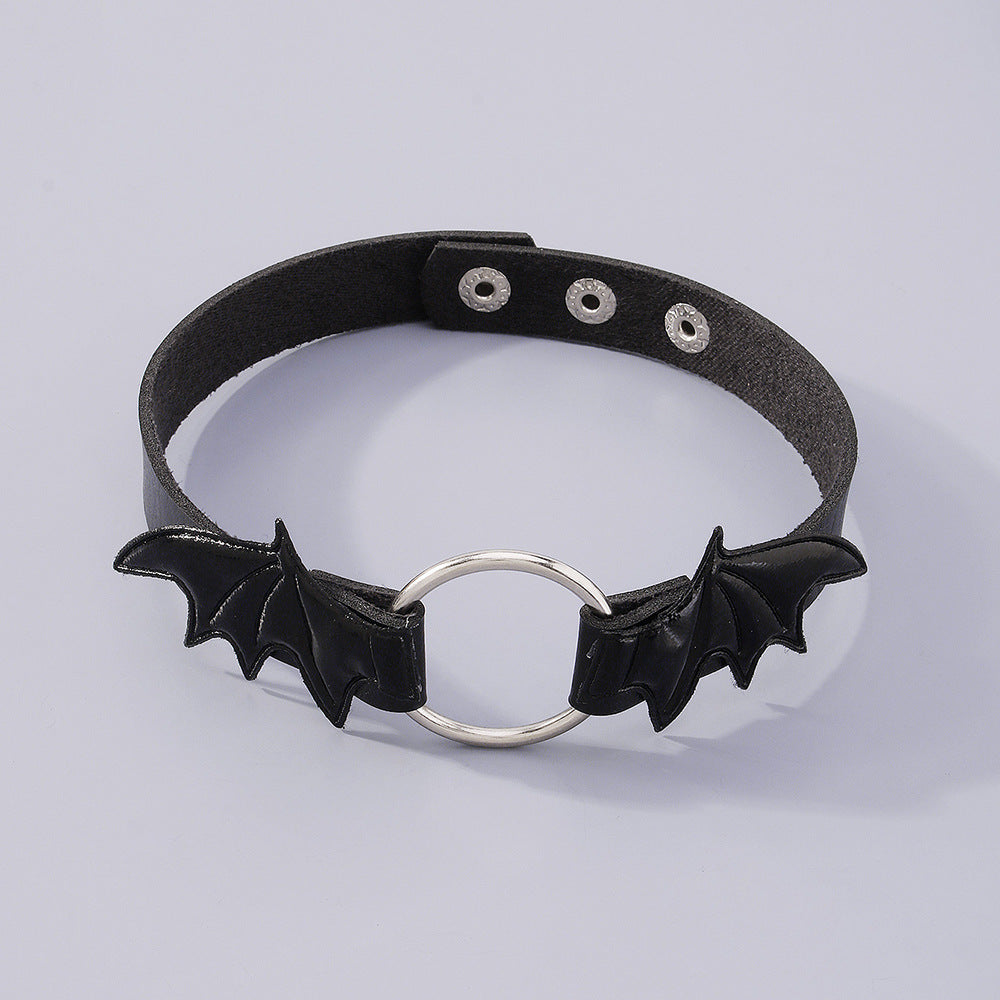 Collana girocollo con pendente a cuore e ali stile Gothic Punk da donna, in lega con rivestimento in PU