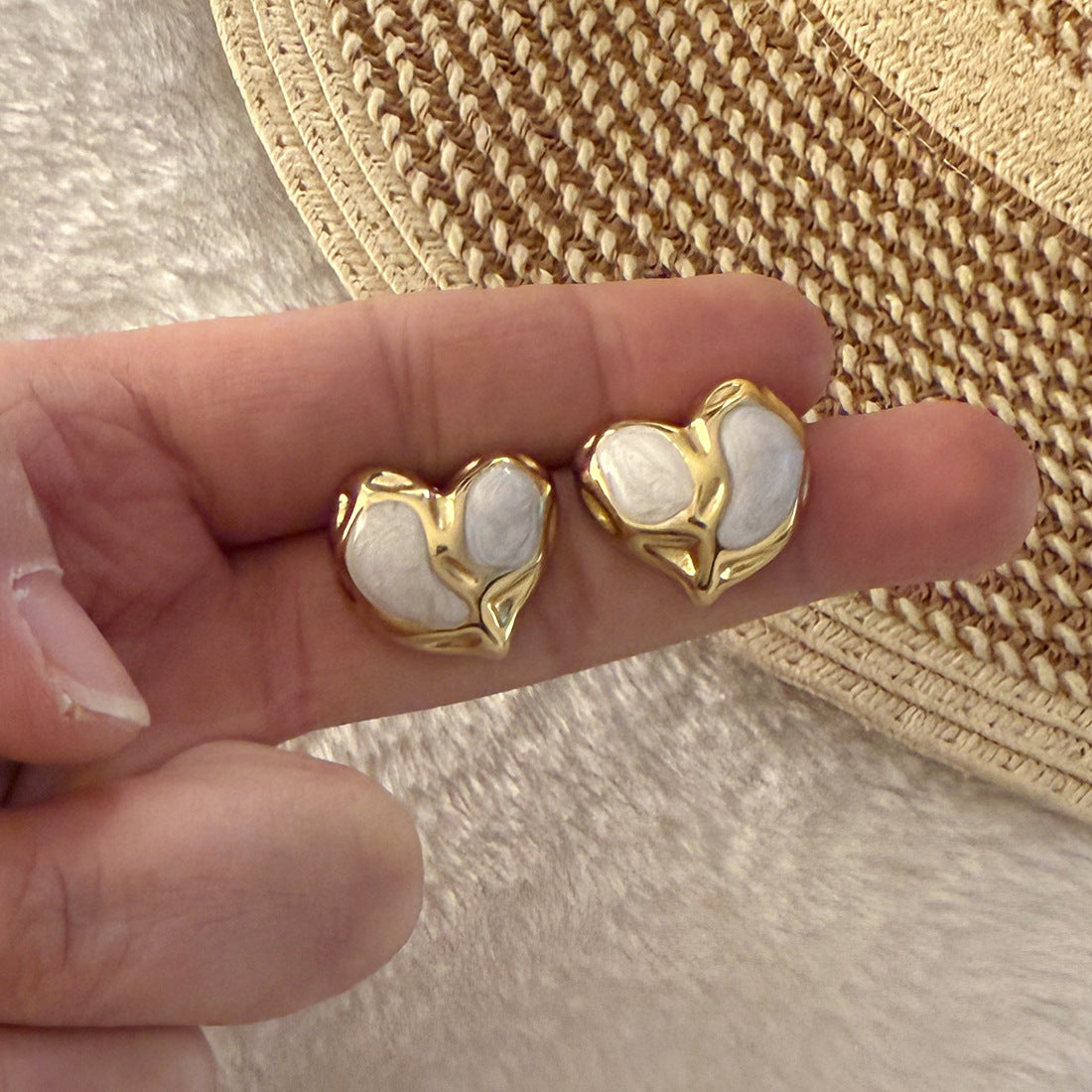Orecchini da donna in acciaio inossidabile a forma di cuore smaltato, in stile fresco e dolce
