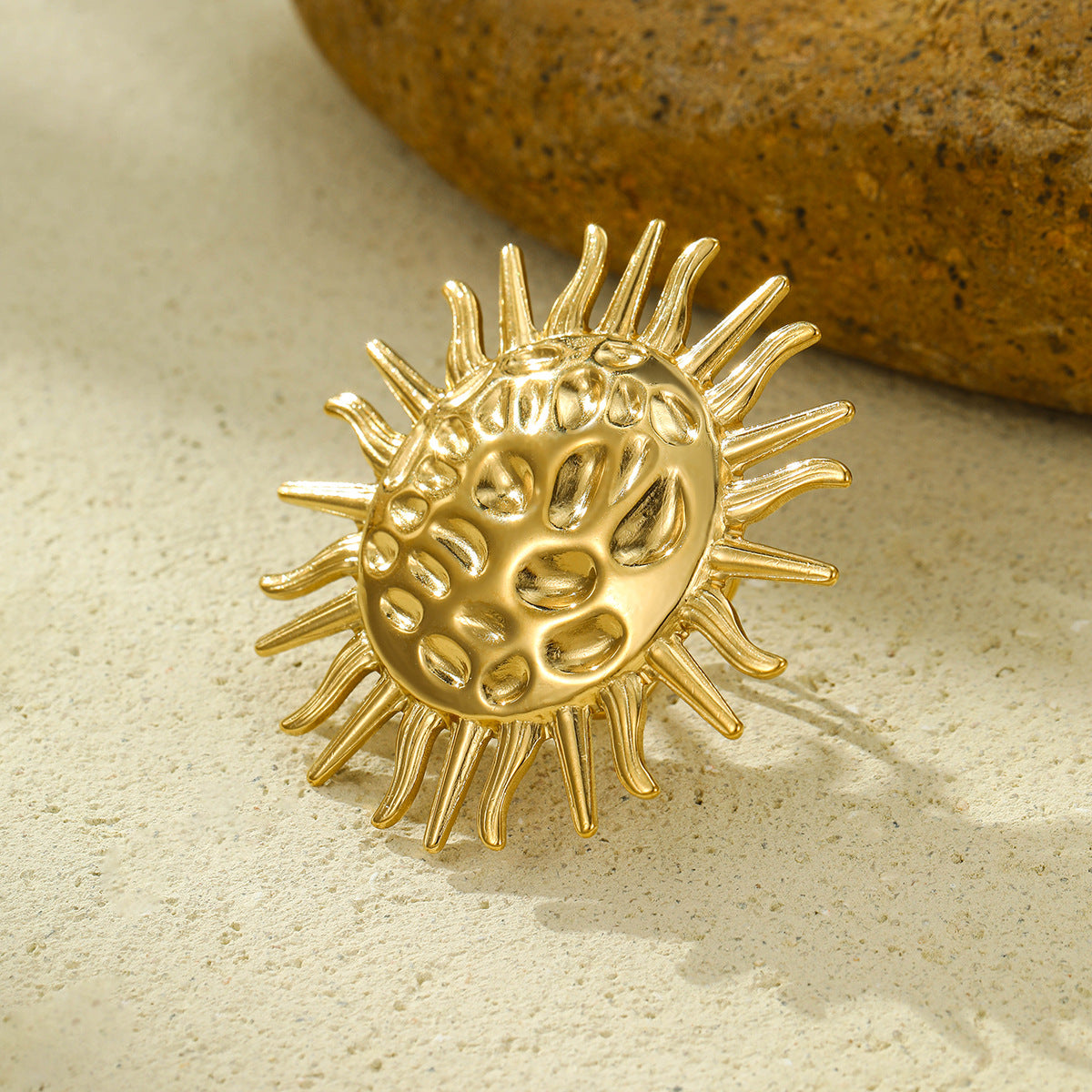 Anello da donna in acciaio al titanio a forma di girasole, minimalista ed elegante, con finitura placcata
