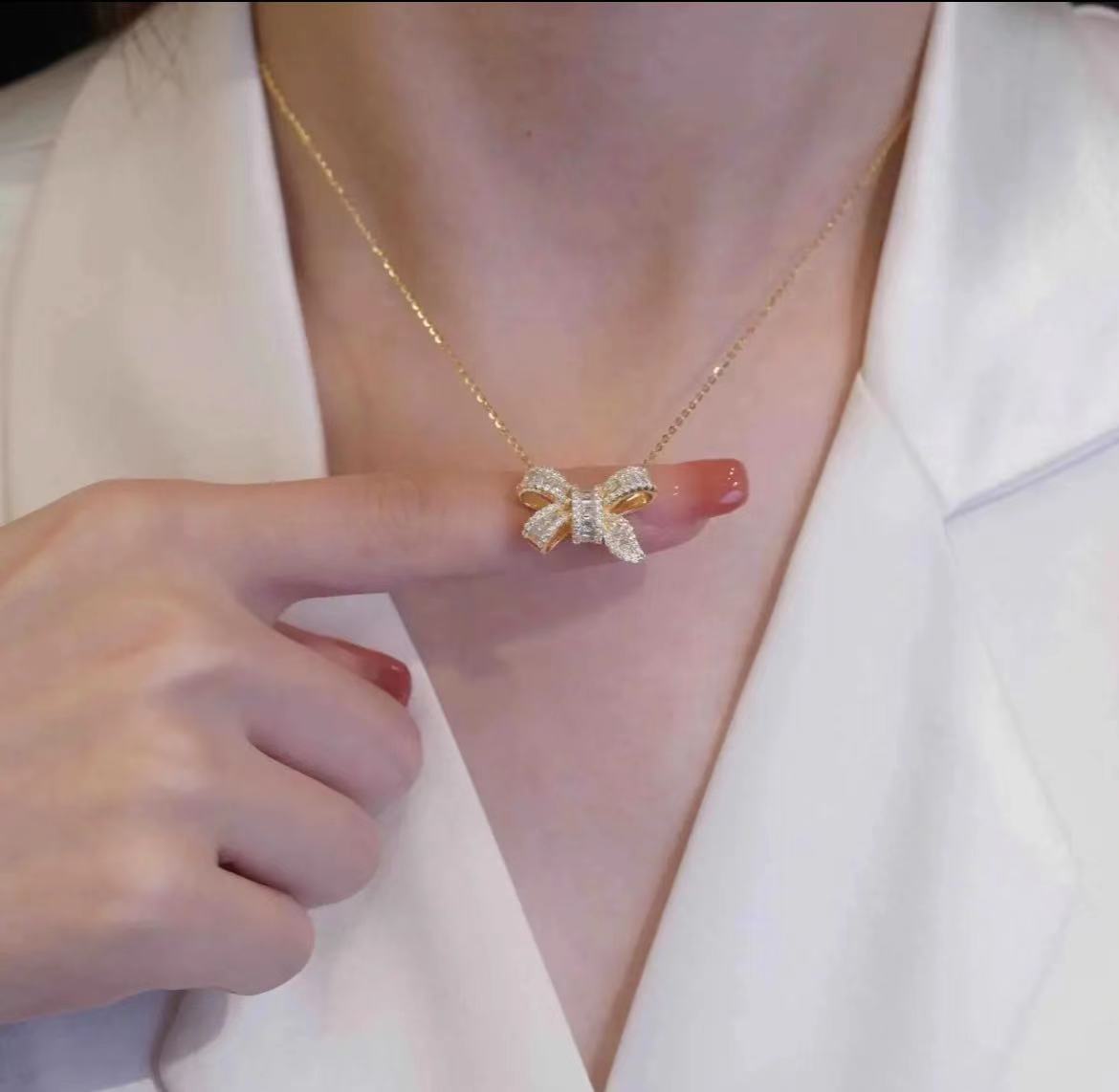 Collana in Acciaio al Titanio a Forma di Fiocco Dolce e Audace con Intarsio di Strass per Donna e Uomo, Stile Medaglione con Catena a Croce Regolabile