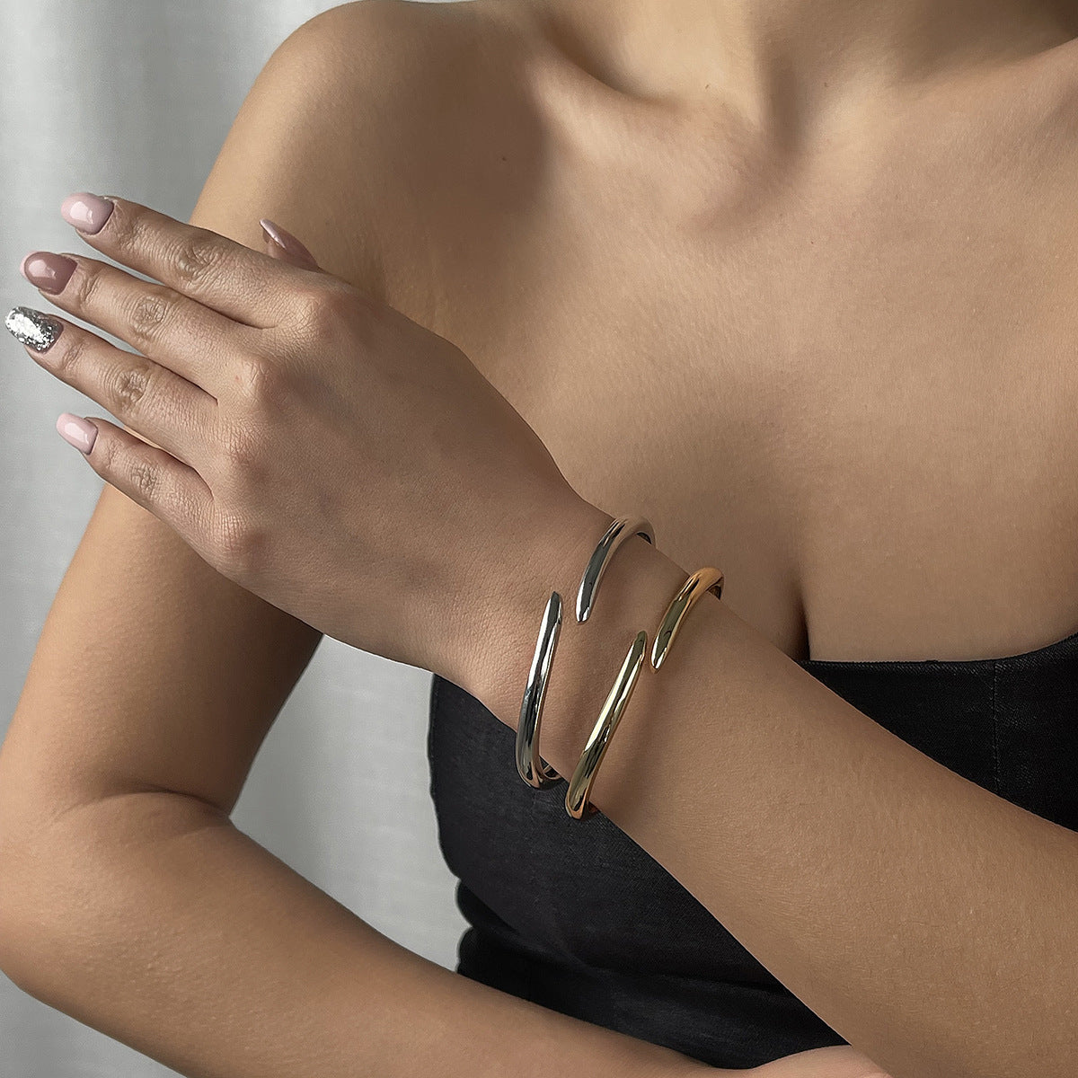 Pulsera de Aleación Pulida, Geométrica y Minimalista para Mujer con Acabado Galvanizado