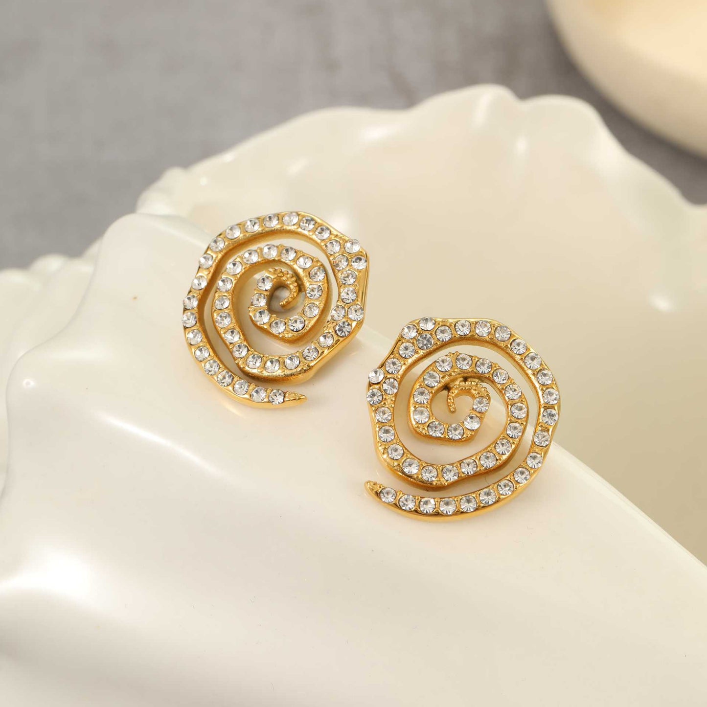 Orecchini a cerchio da donna alla moda in acciaio inossidabile con geometria e intarsio di zirconi