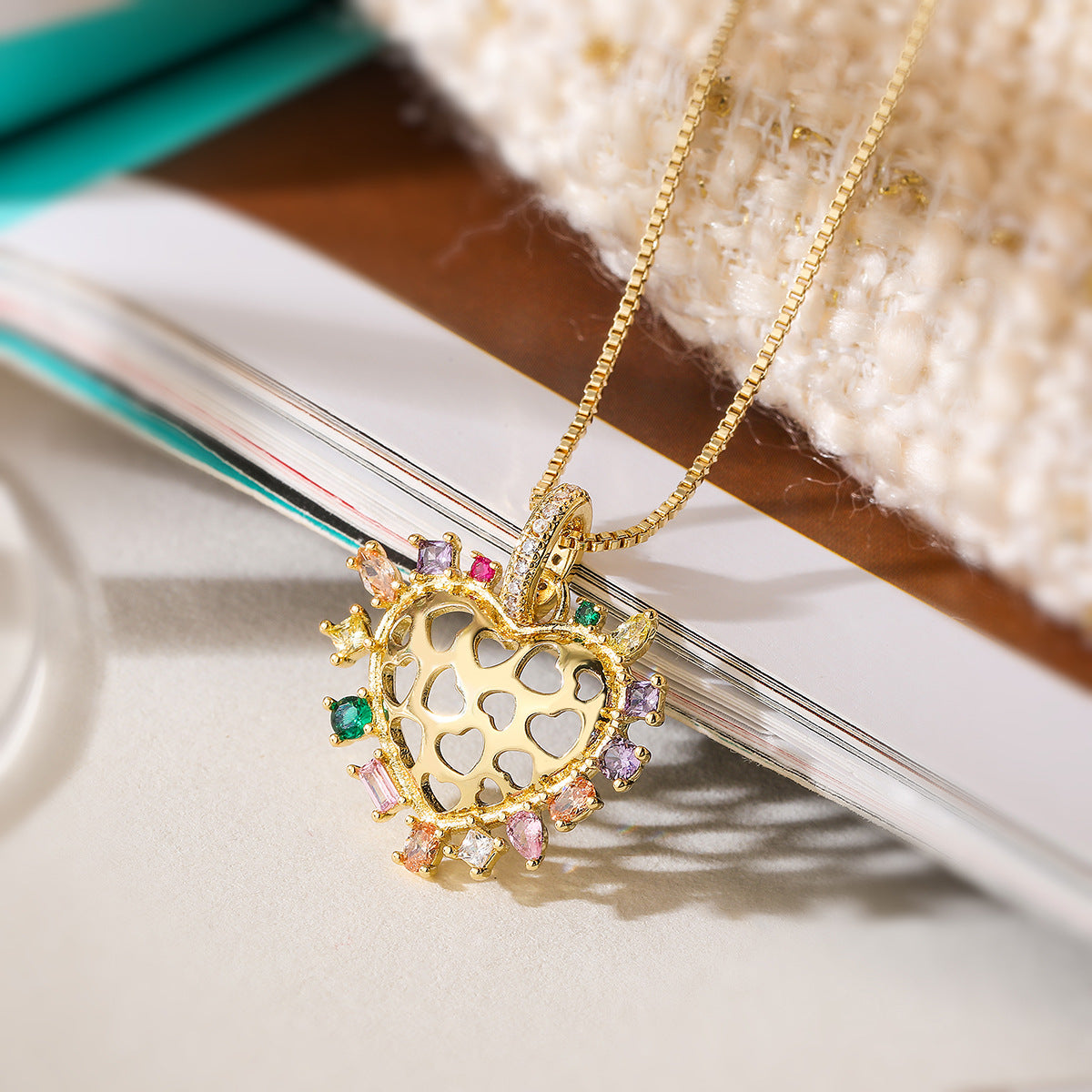 Collana con Pendente a Cuore Minimalista in Rame, Placcata Oro 18K e con Accenti di Zircone per Donna