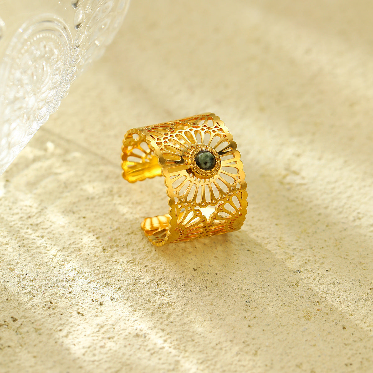 Anillo hueco minimalista geométrico de acero de titanio con incrustaciones de piedra natural y baño de oro de 18 quilates para mujer