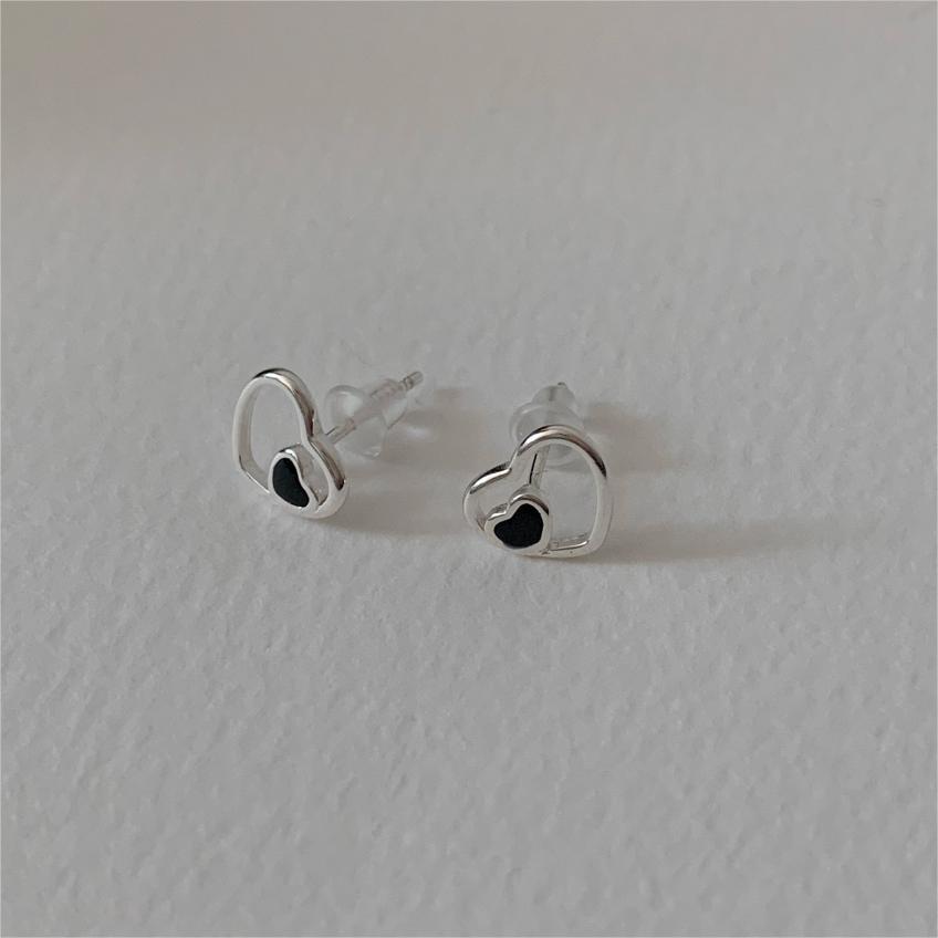 Pendientes minimalistas de botón con forma de corazón de plata de ley 925 con bordes biselados lisos y acabado mate
