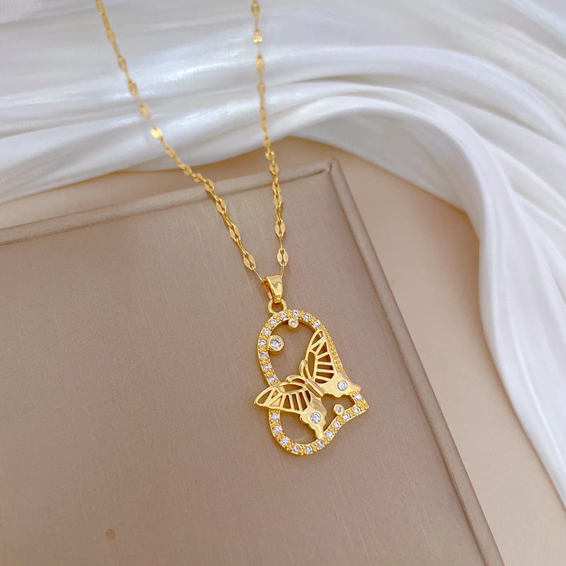 Collana Minimalista in Acciaio al Titanio a Forma di Cuore e Farfalla con Dettagli in Perle e Intarsi di Strass da Donna